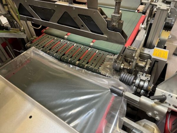Folienverpackungsmaschine, Cellophanierung von Liegeware (Textil) oder anderen kleinen Teilen, inkl. Drucker lagertechnik