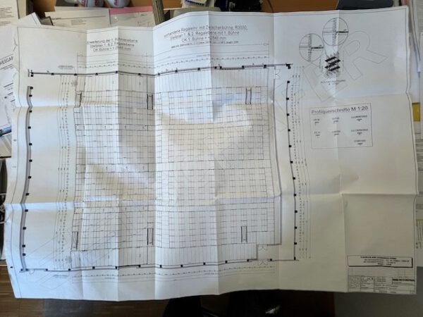 3 geschossige Fachbodenregalanlage, SSI Schäfer, R3000, ca. 2.480 Felder, ca. 8m hoch, 60kg pro Fachboden, mit speziellen „Feuerschutz- Fachböden“, Fachböden 1,30m x 0,60m lagertechnik