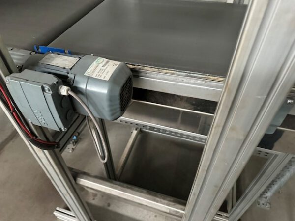 Kleiner „Sorter“ mit 12 Zielen, von AMI mit Fördertechnikanlage Overbeck inkl. Scanner, Steuerung, Waage, Kurven, Steigförderer, Gurtförderer, etc lagertechnik