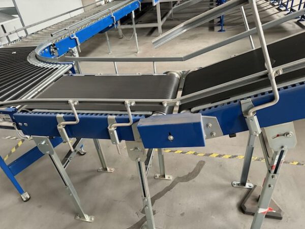 Kleiner „Sorter“ mit 12 Zielen, von AMI mit Fördertechnikanlage Overbeck inkl. Scanner, Steuerung, Waage, Kurven, Steigförderer, Gurtförderer, etc lagertechnik