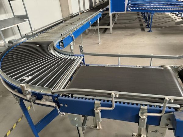 Kleiner „Sorter“ mit 12 Zielen, von AMI mit Fördertechnikanlage Overbeck inkl. Scanner, Steuerung, Waage, Kurven, Steigförderer, Gurtförderer, etc lagertechnik