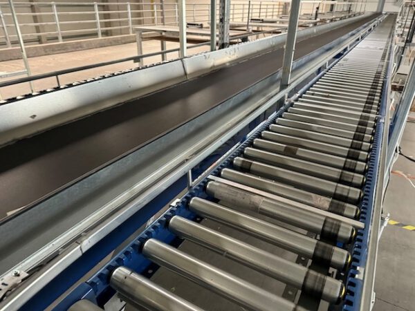 Kleiner „Sorter“ mit 12 Zielen, von AMI mit Fördertechnikanlage Overbeck inkl. Scanner, Steuerung, Waage, Kurven, Steigförderer, Gurtförderer, etc lagertechnik