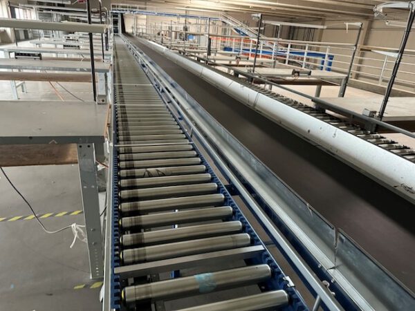 Kleiner „Sorter“ mit 12 Zielen, von AMI mit Fördertechnikanlage Overbeck inkl. Scanner, Steuerung, Waage, Kurven, Steigförderer, Gurtförderer, etc lagertechnik