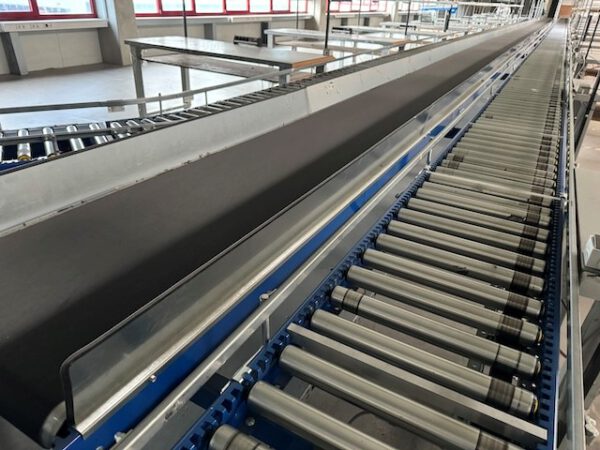 Kleiner „Sorter“ mit 12 Zielen, von AMI mit Fördertechnikanlage Overbeck inkl. Scanner, Steuerung, Waage, Kurven, Steigförderer, Gurtförderer, etc lagertechnik