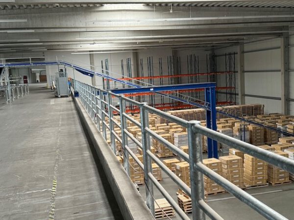 Kleiner „Sorter“ mit 12 Zielen, von AMI mit Fördertechnikanlage Overbeck inkl. Scanner, Steuerung, Waage, Kurven, Steigförderer, Gurtförderer, etc lagertechnik