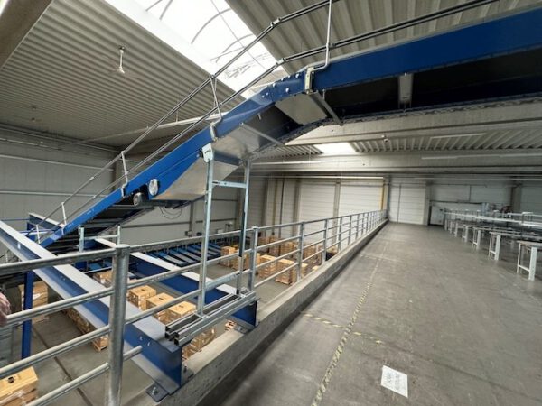 Kleiner „Sorter“ mit 12 Zielen, von AMI mit Fördertechnikanlage Overbeck inkl. Scanner, Steuerung, Waage, Kurven, Steigförderer, Gurtförderer, etc lagertechnik