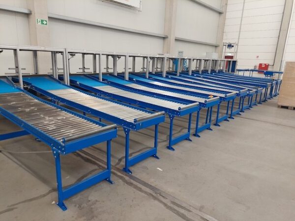 Kleiner „Sorter“ mit 12 Zielen, von AMI mit Fördertechnikanlage Overbeck inkl. Scanner, Steuerung, Waage, Kurven, Steigförderer, Gurtförderer, etc lagertechnik