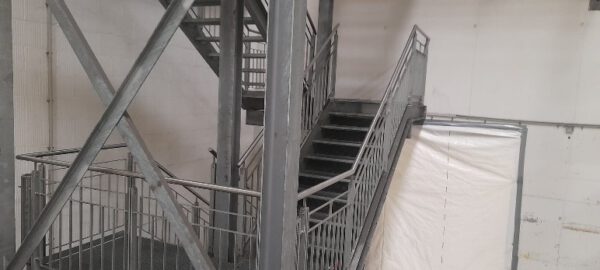 Treppe / Treppenhaus, feuerverzinkt, ca. 6,30m hoch lagertechnik