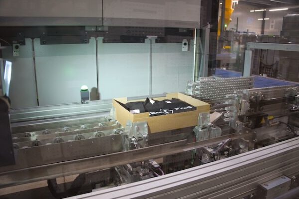 Vollautom. Kartonverpackungsmaschine, individuelle Erstellung der Kartongröße pro Versandgut, Sparck, CVP Everest lagertechnik