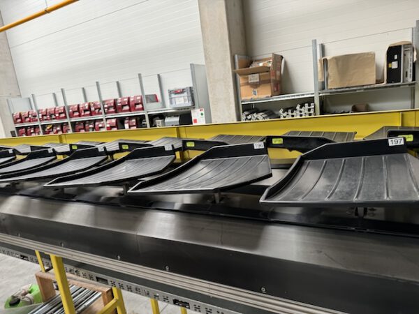 Kippschalensorter, Beumer, 81 Sorterendstellen,  – gebraucht - : lagertechnik