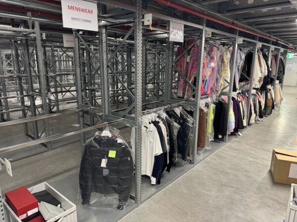 4 geschossige Fachbodenregale, Rauscher, über 10.000 Felder, Fachböden 1,28 x 0,60m und z.T. mit Ovalrohren für Hängetextil – gebraucht – : lagertechnik